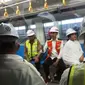Presiden RI Joko Widodo menaiki LRT Palembang yang akan digunakan untuk angkutan massal Asian Games 2018 di Palembang (Liputan6.com / Nefri Inge)