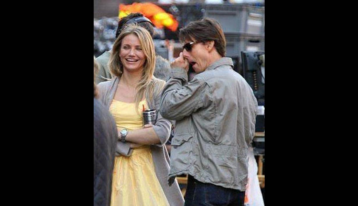 Tom Cruise tertangkap basah oleh para paparazzi ketika sedang mengupil di tempat umum. (Istimewa)