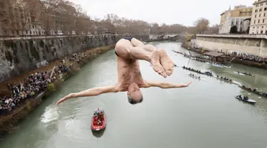 Marco Fois menyelam ke dalam Sungai Tiber untuk merayakan tahun baru 2024 di Roma, Italia, Senin (1/1/2024). (AP Photo/Domenico Stinellis)