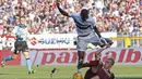 Pemain Inter Milan Geoffrey Kondogbia menghidar dari sapuan pemain Torino Kamil Glik pada lanjutan Liga Italia Serie A di Stadion Olympic, Turin, MInggu (8/11/2015) WIB. (REUTERS/Giampiero Sposito) 