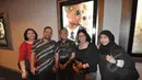 Para penonton berfoto bersama di depan poster saat premier film Focus di Plaza Indonesia, Jakarta. Foto diambil pada Selasa (24/2/2015). (Liputan6.com/Faizal Fanani)