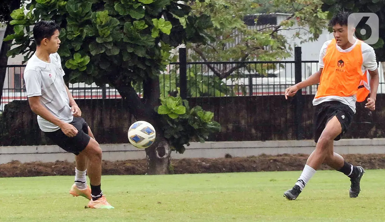 Para pemain Timnas Indonesia U-20 berlatih di Lapangan A Senayan, Jakarta, Rabu (15/2/2023). Timnas Indonesia U-20 menjalani pemusatan latihan jelang kejuaraan Piala Asia U-20 2023 dan akan mengikuti mini tournament yang digelar oleh PSSI. (Liputan6.com/Herman Zakharia)