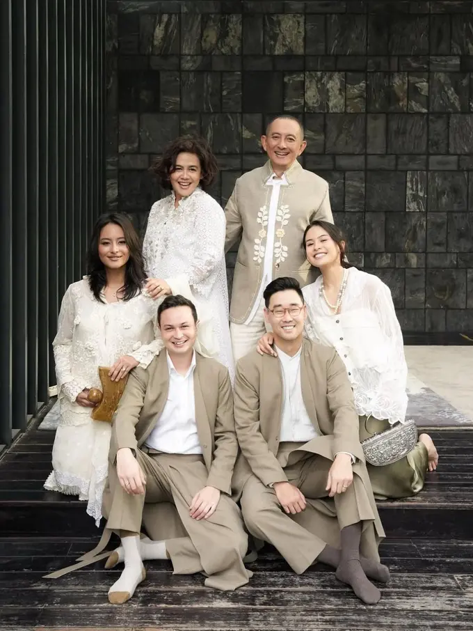 Busana lebaran keluarga Maudy Ayunda dengan pilihan outfit bernuansa olive hijau (Instagram/@maudyayunda)