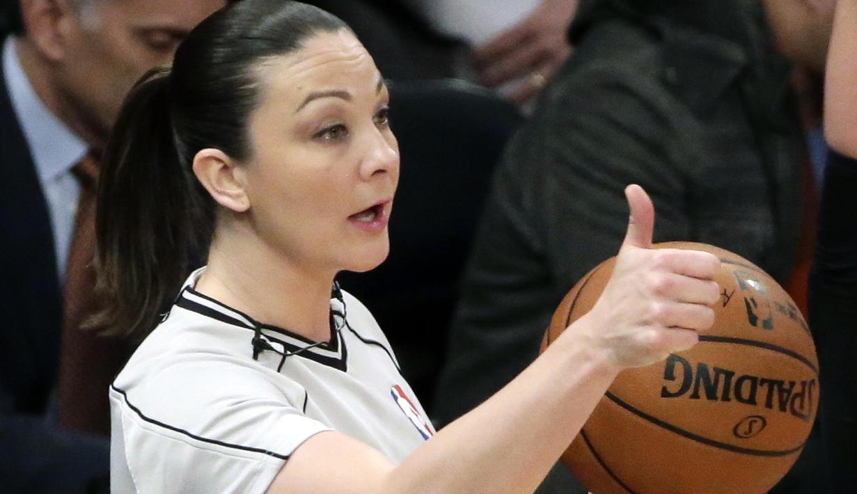  Lauren Holtkamp yang cantik menjadi pusat perhatian penonton saat beraksi sebagai wasit wanita NBA. (EPA/Jason Szenes)