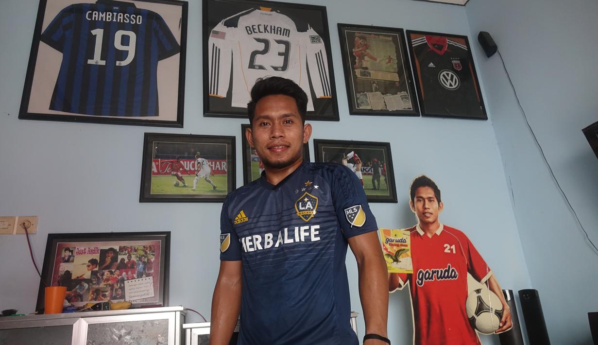 Andik Vermansah berfoto di depan koleksinya di rumah orang tuanya di Surabaya. Andik mendapat waktu libur 12 hari dari klubnya Selangor FA. (Bola.com/Zaidan Nazarul)