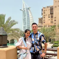 Titi Kamal dan Christian Sugiono cenderung punya gaya yang tak berubah sama seperti sejak pacaran. Titi identik dengan tampilan girly dan Tian dengan gaya simple cenderung konservatif namun tetap stylish (Foto: Instagram @titi_kamall)