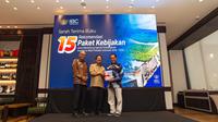 Chief Executive Officer IBC Sofyan Djalil menyerahkan paket rekomendasi kepada tim Dewan Pakar Tim Kampanye Nasional (TKN) Prabowo-Gibran dalam acara serah terima yang dilangsungkan di Jakarta, Kamis (22/8/2024). (Ist)