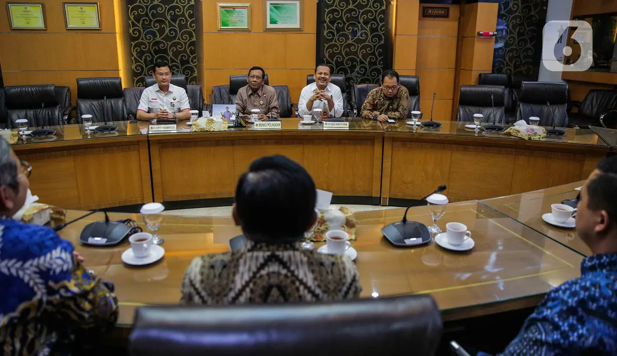 Menko Polhukam Mahfud Md (kedua kiri) saat berbincang dengan jajaran Grup Emtek di Kantor Kemenko Polhukam, Jakarta, Kamis (12/3/2020). Jajaran Grup Emtek mengunjungi Mahfud Md untuk bersilatuhrami. (Liputan6.com/Faizal Fanani)