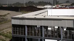 Warga Ukraina mencari suaka berjalan menuju Amerika Serikat di sisi Meksiko pelabuhan El Chaparral Crossing di Tijuana, negara bagian Baja California, Meksiko (8/4/2022). Pengungsi Ukraina terbang ke Meksiko dan menuju perbatasan karena visa mereka ditolak untuk terbang ke AS. (AFP/Guillermo Arias)