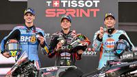 Tiga pembalap finis podium pada Sprint Race MotoGP Mandalika 2025. Kiri ke kanan: Fermin Aldeguer, Marco Bezzecchi, dan Raul Fernandez. (SONNY TUMBELAKA / AFP)