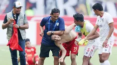 Pemain Persija Jakarta, Hanif Sjahbandi, bercanda dengan staf pelatih dan pemain Arema FC pada lanjutan BRI Liga 1 2023/2024 di Stadion Patriot Chandrabhaga, Kota Bekasi, Minggu (20/08/2023). Kedua tim bermain imbang 2-2. (Bola.com/M Iqbal Ichsan)
