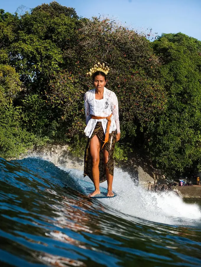Pesona Ayu Peselancar Flora Christin Butarbutar Berkebaya Saat Surfing di Bali