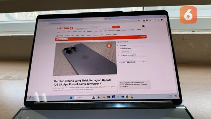 <p>Lenovo Yoga Book 9i hadir dengan dua layar AMOLED berukuran 13.3 inci yang multifungsi. (Liputan6.com/ Agustinus Mario Damar)</p>