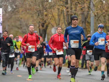 Para pelari berkompetisi dalam Vienna City Marathon (VCM) Tribute to Eliud - Vienna Race di Wina, Austria (12/10/2020). Pemegang rekor dunia maraton asal Kenya Eliud Kipchoge menjadi orang pertama yang menempuh jarak maraton 42,2 km di Wina pada 12 Oktober 2019. (Xinhua/Guo Chen)