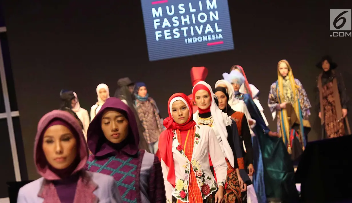 Model berjalan mengenakan busana muslim saat pembukaan Muffest 2018, Jakarta, Kamis (19/4). Selain fashion show, Muffest menyajikan pameran 200 merek fashion muslim yang berlangsung mulai 19 April hingga 22 April 2018. (Liputan6.com/Immanuel Antonius)