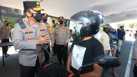 Vaksinasi drive thru di Polres Tanjung Perak dipadati pemotor. (Dian Kurniawan/Liputan6.com)