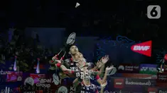 Pebulu tangkis tunggal putra Indonesia Jonatan Christie memukul kok ke arah tunggal putra Thailand Kantaphon Wangcharoen dalam babak 32 besar Indonesia Open 2022 di Istora Senayan, Jakarta, Rabu (15/6/2022). Jonatan Christie berhasil menang dengan skor 22-20, 21-8. (Liputan6.com/Faizal Fanani)