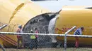 Sebuah pesawat kargo DHL terlihat setelah mendarat darurat karena masalah mekanis di bandara internasional Juan Santa Maria di Alajuela, Kosta Rika, 7 April 2022. Juru bicara DHL mengatakan penyelidikan akan dilakukan untuk mengetahui penyebab insiden tersebut. (Ezequiel BECERRA / AFP)