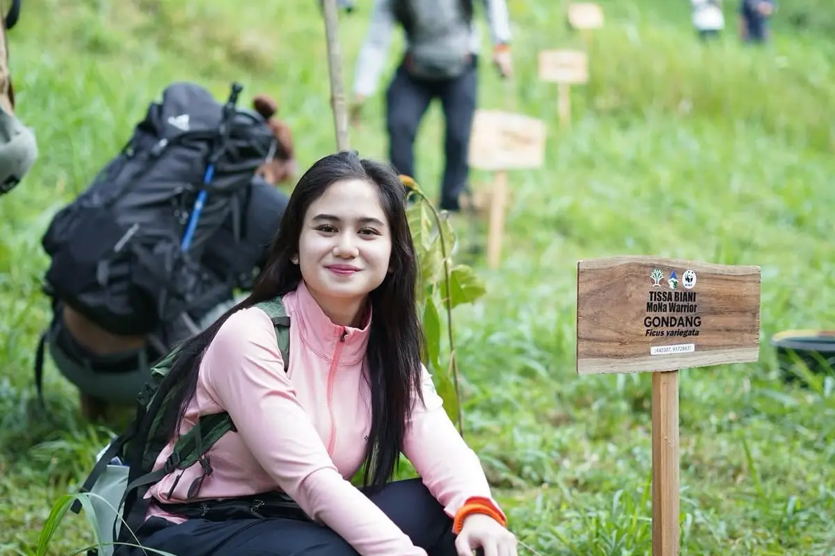 Tissa Biani saat Naik Gunung Merbabu Sambil Tanam Pohon