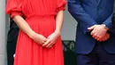 Pangeran William dan Kate Middleton menghadiri acara 'Queen's Birthday Garten Party' di kediaman duta besar Inggris di Berlin, Rabu (19/7). Kate Middleton tampil memukau dengan gaun dari rumah mode favoritnya, Alexander McQueen. (Jens Kalaene/dpa via AP)