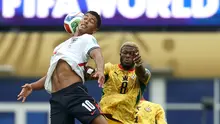 Gelandang Inggris, Jude Bellingham (kiri), melompat untuk memperebutkan bola dengan gelandang Ghana, Kwasi Sibo, dalam pertandingan Grup L Piala Dunia 2026 antara Inggris melawan Ghana di Boston Stadium, Foxborough, pada 23 Juni 2026. (FRANCK FIFE / AFP)