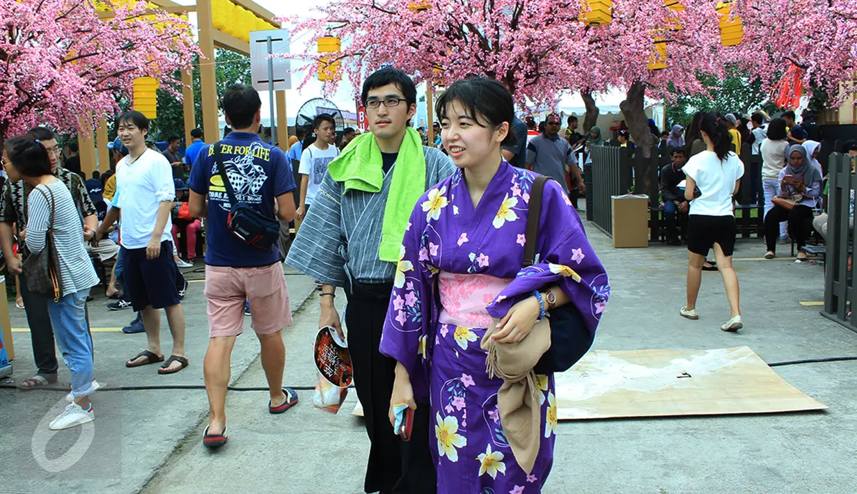 Pengunjung mengenakan pakaian tradisional Jepang, Kimono saat mengunjungi Orange County Sakura Matsuri di Lippo Cikarang, Sabtu (8/4). Acara ini digelar sebagai bentuk upaya membangun persahabatan Indonesia Jepang. (Liputan6.com/Fery Pradolo)