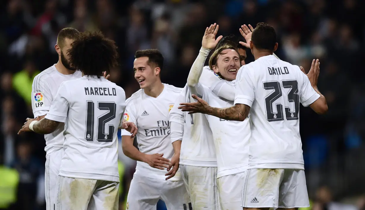 Pemain Real Madrid, Luka Modric, merayakan gol bersama rekan-rekannya saat melawan Villarreal pada lanjutan La Liga Spanyol di Stadion Santiago Bernabeu, Madrid, Rabu (20/4/2016) atau Kamis dini hari WIB. (AFP/Pierre-Philippe Marcou)