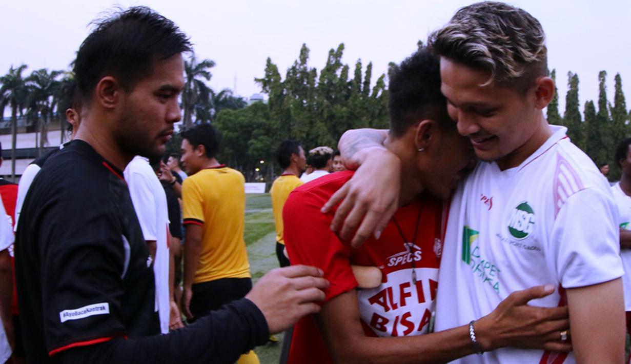 Alfin Tuasalamony mendapat dukungan dari rekan-rekan pesepakbola. (Bola.com/Arief Bagus)