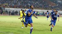 Pemain Persib Bandung, Vujovic merayakan gol saat melawan pemain Persiba Balikpapan pada lanjutan Torabika SC 2016  di Stadion Wibawa Mukti, Cikarang, Sabtu (1/10/2016). (Bola.com/Nicklas Hanoatubun)