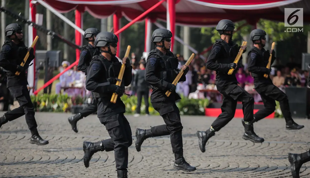 Eskrima Brimob bersiap melakukan aksi bela bela diri dalam HUT ke-73 Bhayangkara di Monas, Jakarta, Rabu (10/7/2019). HUT ke-73 Bhayangkara ini bertemakan ‘Dengan Semangat Promoter, Pengabdian Polri untuk Masyarakat, Bangsa dan Negara. (Liputan6.com/Faizal Fanani)
