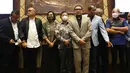 Menteri Keuangan Sri Mulyani (ketiga kiri) dan Kepala Bappenas Suharso Monoarfa (ketiga kanan) foto bersama anggota Komisi II saat rapat kerja di Kompleks Parlemen MPR/DPR-DPD, Senayan, Jakarta, Selasa (28/6/2022). Tiga DOB Papua ialah Provinsi Papua Selatan, Papua Tengah, dan Papua Pegunungan dengan ibu kota bertempat di Merauke, Nabire, dan Jayawijaya. (Liputan6.com/Angga Yuniar)