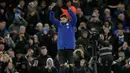 Penyerang baru Chelsea, Olivier Giroud menyapa fans pada babak kedua setelah perkenalan dirinya saat pertandingan antara Chelsea dan Bournemouth di Liga Inggris di Stamford Bridge di London (31/1). Chelsea kalah 3-0. (AP Photo / Tim Irlandia)