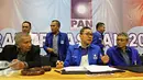 Ketua Umum PAN Zulkifli Hasan (tengah), Ketua Dewan Kehormatan PAN Amien Rais (kiri) memberikan keterangan pers di Jakarta, Senin (29/5). Rakernas tersebut, peserta membahas dua hal, yakni internal dan eksternal PAN. (Liputan6.com/Immanuel Antonius)