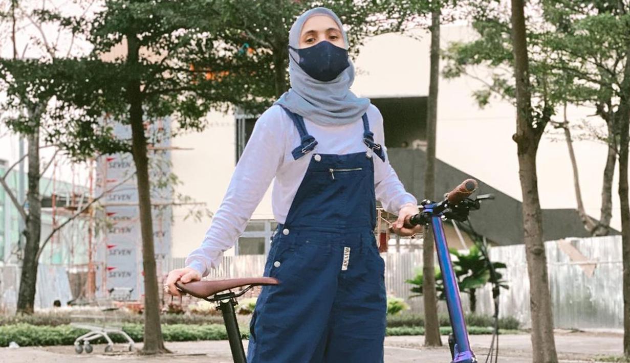 Seperti diketahui, istri Rizky Kinos ini mengawali karier sebagai penyiar radio sekaligus aktris. Ia mulai populer melalui penampilan nyentriknya sebagai Jeng Kelin. Namun, kini penampilannya sudah jauh berbeda dalam balutan hijab yang modis dan kasual. (Liputan6.com/IG/@missnyctagina)