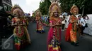 Sejumlah peserta mengikuti pawai pembukaan Festifal Kesenian Yogyakarta (FKY) 2016 di Jalan Malioboro, Yogyakarta (23/8).Sselain pasar seni dan kuliner, FKY-28 juga akan dimeriahkan dengan Bioskop FKY, Panggung Pasar Seni, Lokakarya. (Boy Harjanto)