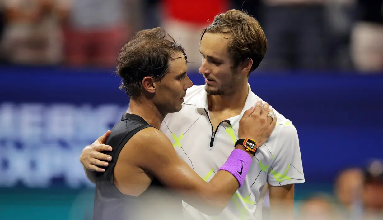 Petenis Rusia, Daniil Medvedev (kanan) memberi selamat kepada Rafael Nadal dari Spanyol setelah dirinya kalah pada babak final AS Terbuka 2019 di New York, Minggu (8/9/2019). Nadal menjadi juara melalui pertarungan lima set 7-5, 6-3, 5-7, 4-6, dan 6-4. (AP Photo/Charles Krupa)