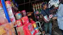 Seorang pembeli tampak melihat salah satu kue kering Lebaran di salah satu toko di kawasan tersebut, Jakarta, Minggu (20/7/14). (Liputan6.com/Faizal Fanani)
