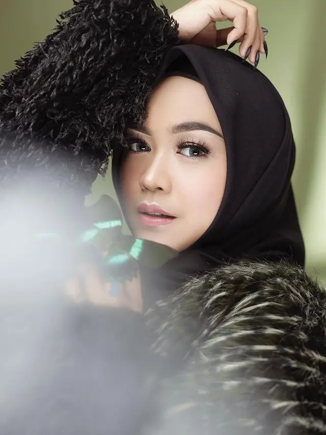 Bikin Pangling, Ini 6 Potret Gaya Ria Ricis dengan Makeup Tebal