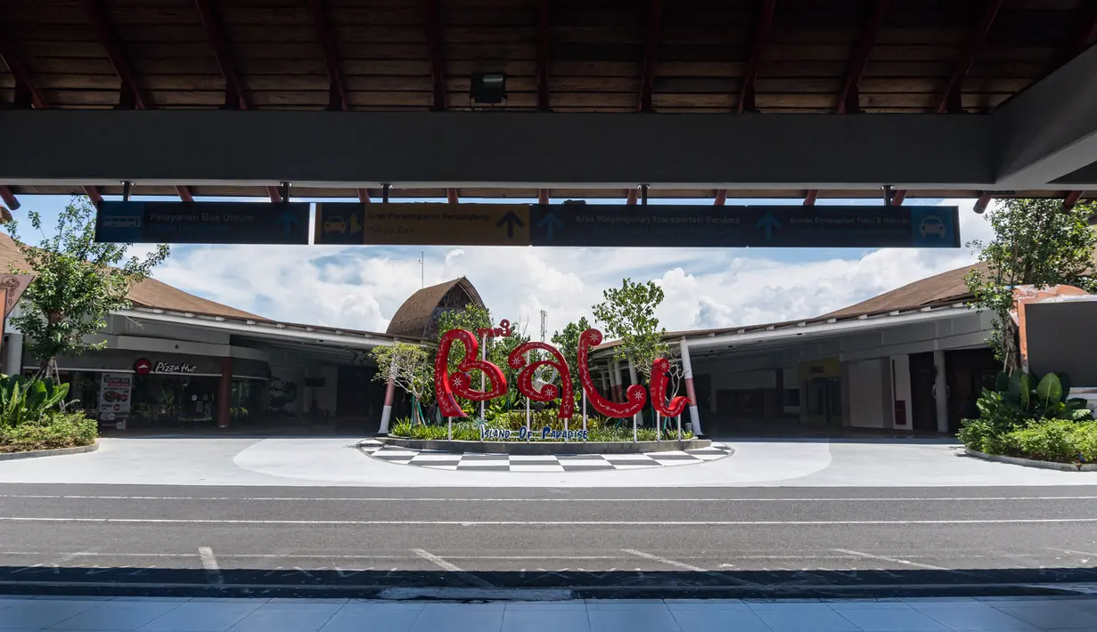 Untuk memperingati Hari Raya Nyepi hari ini, PT Angkasa Pura I memastikan bandara Ngurah Rai tidak beroperasi atau tutup sementara. Bandara Ngurah Rai Bali tidak melayani operasional penerbangan mulai 22 Maret pukul 06.00 WITA sampai 23 Maret pukul 06.00 WITA. (AFP/DICKY BISINGLASI)