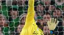 <p>Kiper Timnas Prancis, Mike Maignan berusaha menghalau bola pada laga laga Grup B Kualifikasi Euro 2024 melawan Timnas Irlandia di Stadion Aviva, Dublin, Irlandia, Selasa (28/03/2023) WIB. Les Bleus berhasil meraih kemenangan tipis 1-0. (AFP/Franck Fife)</p>