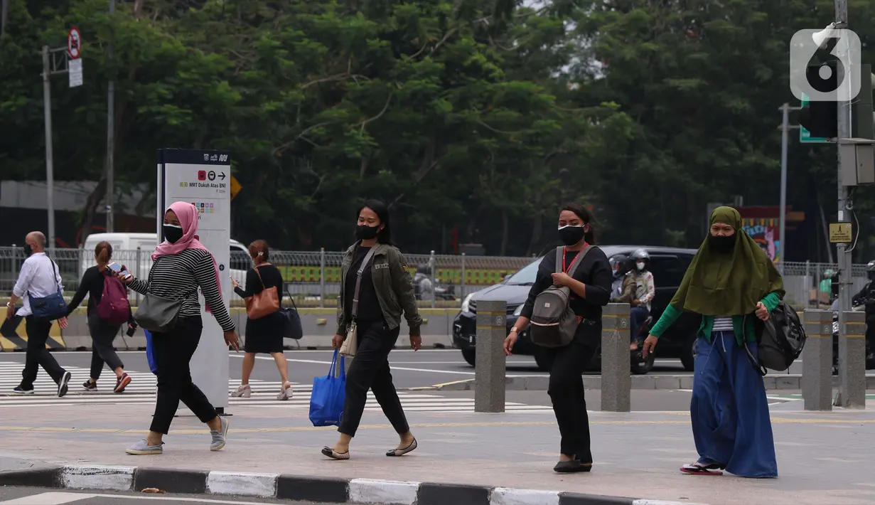 Warga melakukan aktivitas di kawasan Jakarta, Jumat (15/10/2021). Realisasi baru mencapai 55,9 persen dari total pagu sebesar Rp744 triliun. (Liputan6.com/Angga Yuniar)