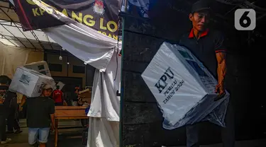 Pekerja memasukkan logistik pemilu ke dalam truk di gudang logistik Pemilu 2024 Kota Tangerang Selatan, Serpong, Banten, Kamis  (1/2/2024). (merdeka.com/Arie Basuki)