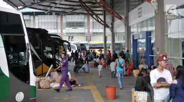 Suasana saat penumpang lalu lalu lalang di Terminal Pulo Gebang, Jakarta, Minggu (3/6). Meski Hari Raya Idul Fitri masih 12 hari lagi, para pemudik mulai terlihat memenuhi Terminal Pulo Gebang. (Merdeka.com/Iqbal Nugroho)