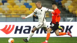 Pemain AS Roma Rick Karsdorp (kiri) memperebutkan bola dengan pemain Shakhtar Donetsk Manor Solomon pada pertandingan leg kedua babak 16 besar Liga Europa di Stadion Olimpiyskiy, Kyiv, Ukraina, Kamis (18/3/2021). AS Roma menang dengan skor 2-1. (AP Photo/Efrem Lukatsky)