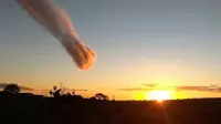 Awan unik yang menyerupai tangan memukul muncul di langit Brasil pada 17 Agustus 2017. (Instagram/folhadeostado)