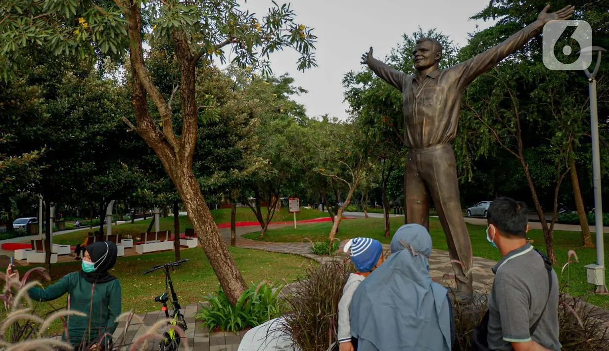 Pengunjung mengamati patung Kosmonaut Rusia, Yuri Alekseyevich Gagarin atau akrab disebut Yuri Gagarin di Taman Mataram, Kebayoran Baru, Jakarta, Minggu (14/3/2021). Kosmonaut Rusia ini adalah orang pertama yang berhasil pergi ke luar angkasa pada tahun 1961 silam. (Liputan6.com/Faizal Fanani)