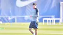 Bek Barcelona, Andreas Christensen menghadiri sesi latihan sesi latihan tim jelang bertanding melawan Manchester United di tempat latihan Joan Gamper di Sant Joan Despi, dekat Barcelona, pada 15 Februari 2023. Dua tim raksasa Eropa tersebut bisa saling bertemu karena mendapatkan hasil kurang memuaskan di fase grup. (AFP/Pau Barrena)