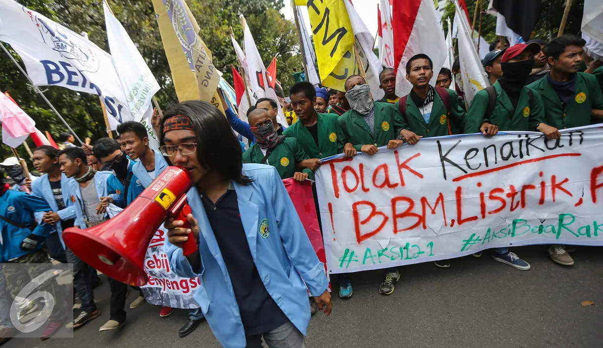 Peserta aksi membawa spanduk saat menggelar aksi unjuk rasa di depan Istana Negara, Kamis (12/1). Dalam aksinya, mereka membuat lima tuntutan yang akan mereka sampaikan ke pemerintah. (Liputan6.com/Faizal Fanani)
