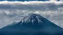 Gunung Fuji, gunung tertinggi di Jepang, terlihat dari Fujikawaguchiko, Prefektur Yamanashi (1/11). Gunung setinggi 3.776 m ini dikelilingi juga oleh lima danau yaitu Kawaguchi, Yamanaka, Sai, Motosu dan Shoji. (AFP Photo/Behrouz Mehri)