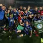 Para pemain Atalanta merayakan keberhasilan lolos ke Liga Champions usai mengalahkan Sassuolo pada laga Serie A di Stadion Mapei, Reggio Emilia, Minggu (26/5). Atalanta menang 3-1 atas Sassuolo. (AP/Paolo Magni)